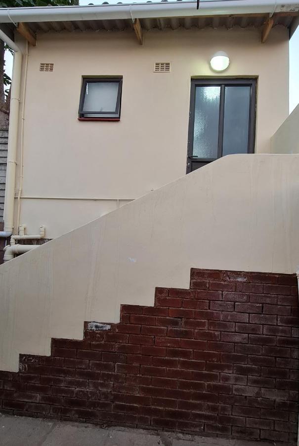 Vusi'S Guesthouse Durban Exterior photo